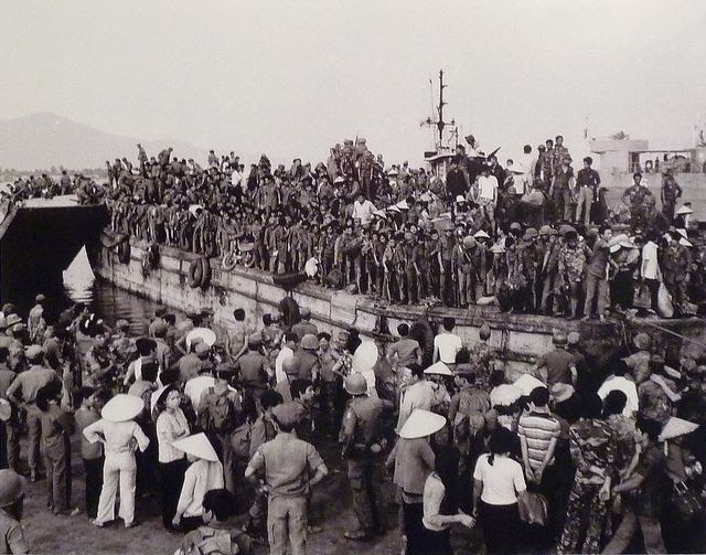 Bến tàu bãi biển Tiên Sa, Sơn Trà, Đà Nẵng khi các xà lan đã đầy nghẹt người chiều ngày 29 tháng 3 năm 1975