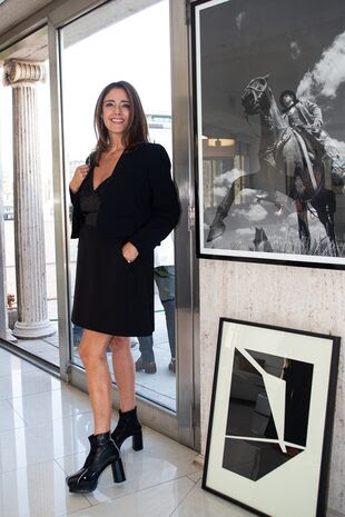 Florencia Galfrascoli, representante artística de Aldo Sessa en el apartamento de Corina Kavanagh. El lugar, de 740 metros cuadrados, cuenta con 8 ambientes, 5 dormitorios y 5 baños y las mejores vistas de la ciudad de Buenos Aires. En 1948, Corina le vendió su propiedad al banquero Henry Roberts y hoy es propiedad de lord Alain Levenfiche.