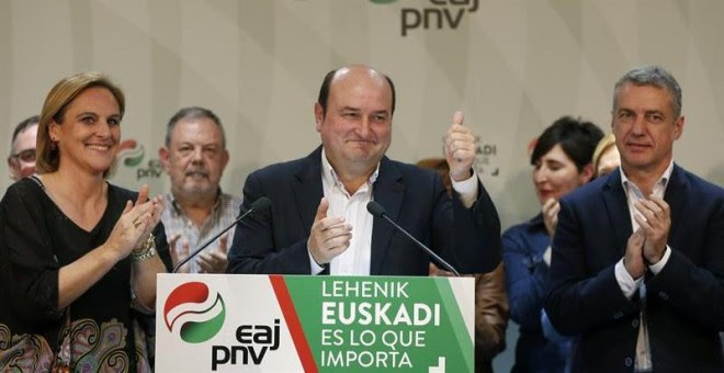El presidente del PNV, Andoni Ortuzar, celebra los resultados obtenidos en presencia del Lehendakari Iñigo Urkullu y de la presidenta del partido en Bizkaia, Itxaso Atutxa, en su sede central, la Sabin Etxea de Bilbao. EFE/Luis Tejido