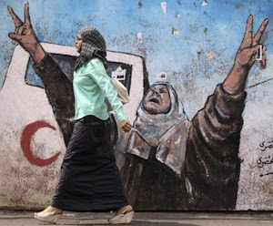palestina-gaza-una-mujer-pasa-frente-a-un-muro-reuters-580x4161