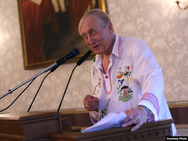 Евгений Евтушенко, как утверждает
Владимир Попов, был завербован
Филиппом Бобковым