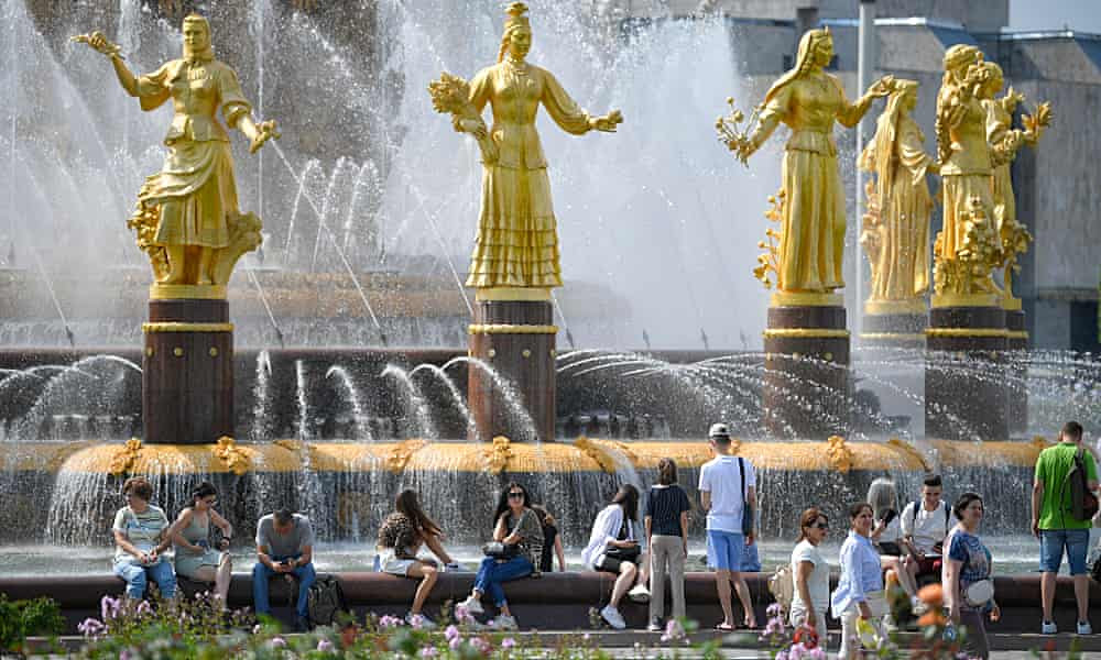 Muscovites put the war aside and enjoy summer