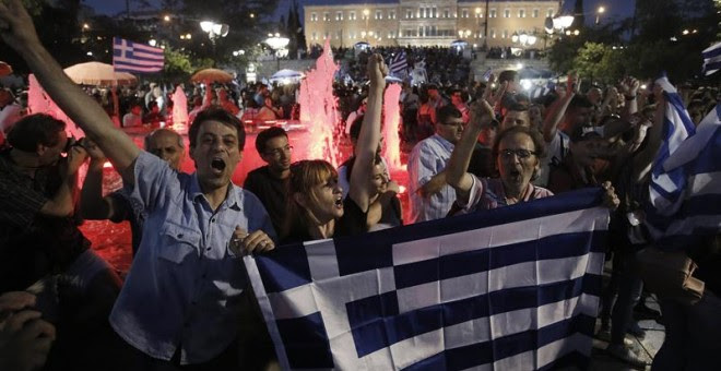 Celebración en la plaza de Syntagama de lo que parece una victoria segura del NO.- EFE