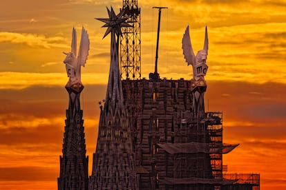 Si el año pasado la novedad en el templo fue el encendido de la estrella que corona la torre dedicada a María, el viernes 16 se encenderán las torres de los evangelistas Lucas y Marcos, coincidiendo con el concierto de Navidad que celebra la basílica. En la imagen, las dos nuevas torres.