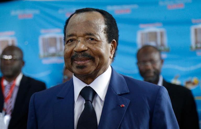 Le président camerounais, Paul Biya, vote lors de l’élection présidentielle, le 7 octobre, à Yaoundé.