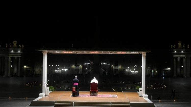 Đức Thnh Cha chủ sự buổi ngắm Đng Thnh Gi tại thềm đền thờ Thnh Phr 2020