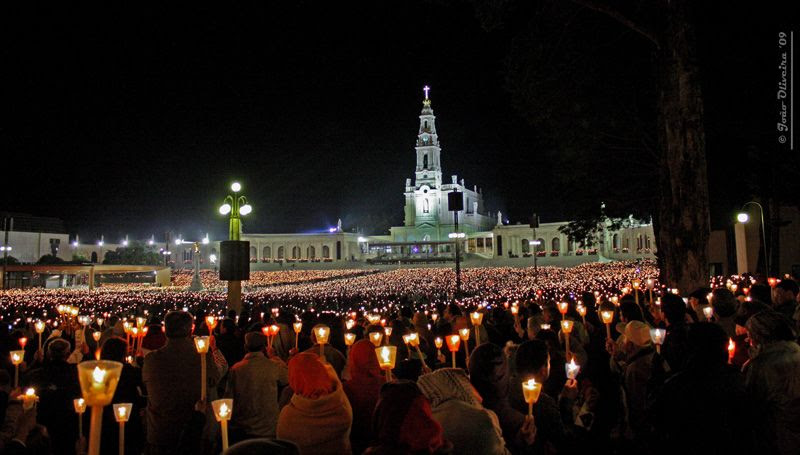Candle #Procession in #Fatima #Sanctuary #Procissăo das #Velas no ...
