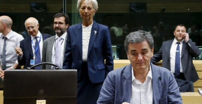 El ministro griego de Finanzas, Tsakalotos, ante la mirada de Lagarde. REUTERS