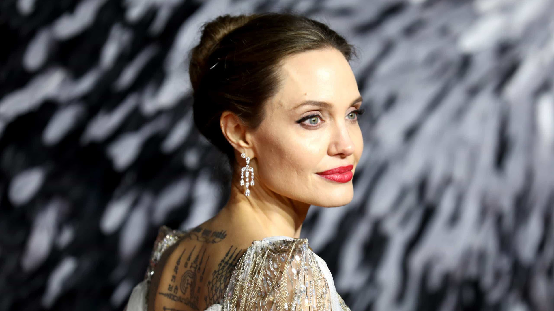 'Raramente acordo me achando boa o suficiente', afirma Angelina Jolie sobre fama