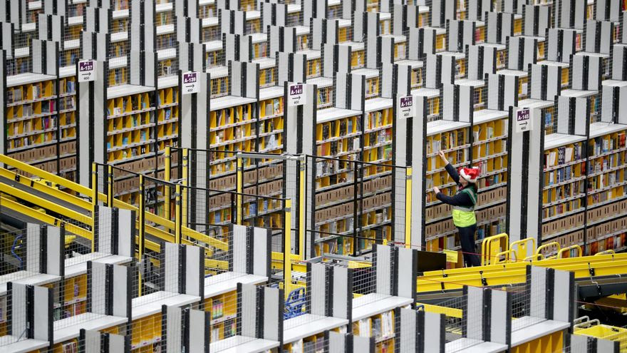 Un trabajador en el centro logístico de Amazon en la localidad británica de Dunfermline.
