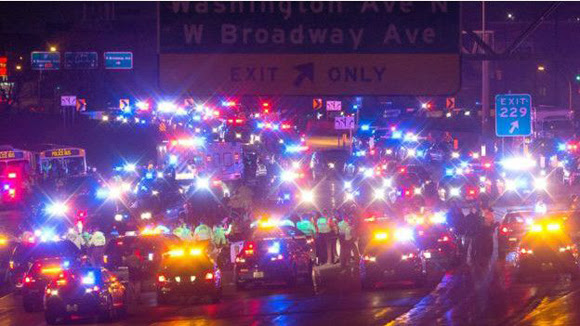 Una de las principales autopistas de la ciudad fue cerrada por las protestas. Foto: AP