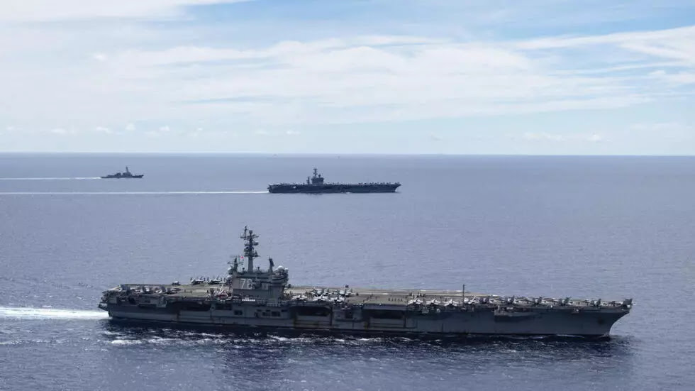 Ảnh do Hải Quân Mỹ cung cấp : hai tàu sân bay USS Ronald Reagan và  USS Nimitz trong lần hoạt động tại Biển Đông hôm 06/07/2020.