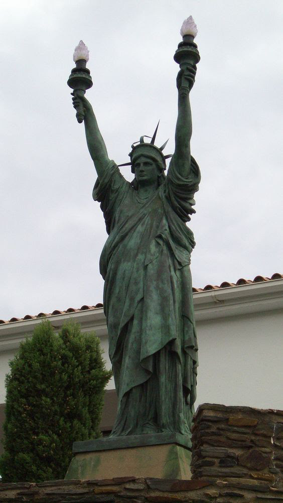 Nữ thần Tự do tràn ngập từ Á đến Âu, nhiều tượng phá cách - Ảnh 5.