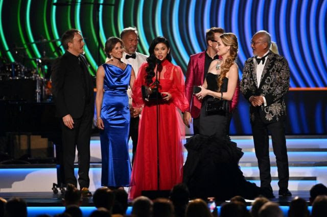 Sangeeta Kaur lên sân khấu nhận giải Grammy ngày 3/4