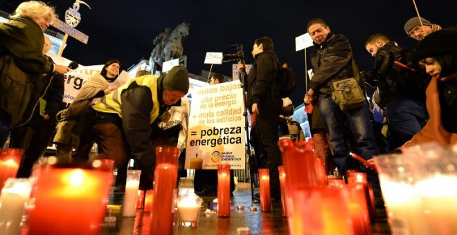 Concentración contra la pobreza energética en la madrileña Puerta del Sol. AFP PHOTO / Gerard Julien