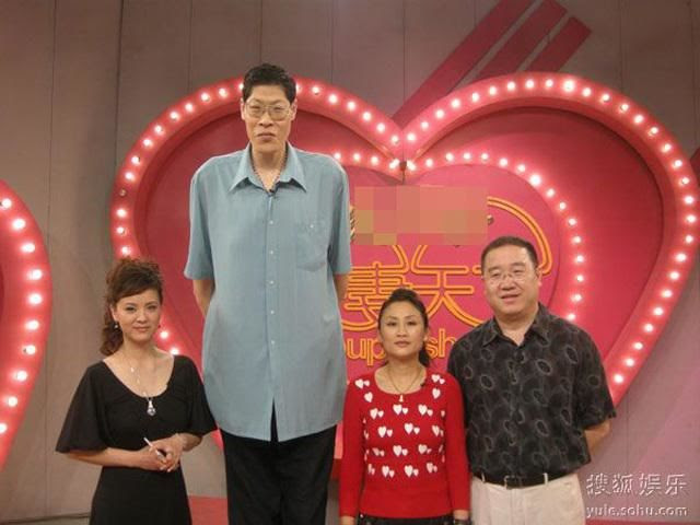 Cuộc sống người đàn ông cao nhất châu Á, lấy vợ 21 năm không có con