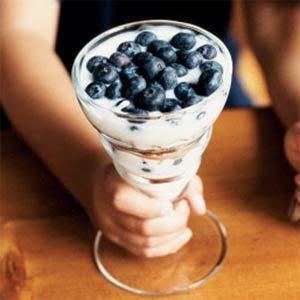 This simple parfait requires just a few ingredients: yogurt, blueberries, and a luscious granola layered in between the yogurt. Don't have blueberries Granola Parfait, Yogurt And Granola, Yogurt Parfait, Parfait Recipes, Smoothie Recipes, Smoothies, Make Ahead Breakfast, Breakfast Recipes, Breakfast Ideas