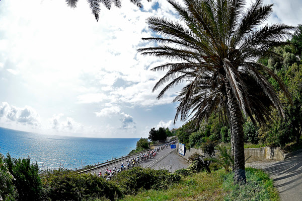 4d9de087 ff0d 41bd aa39 dd7c448a9363 SAM BENNETT VINCE LA VOLATA DI PRAIA A MARE SIMON YATES ANCORA MAGLIA ROSA DEL GIRO DITALIA