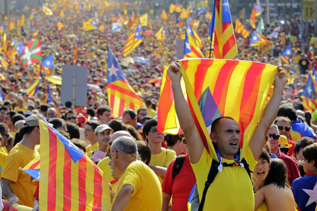 Imagen de la manifestación por el derecho a decidir, este jueves en Barcelona. EFE
