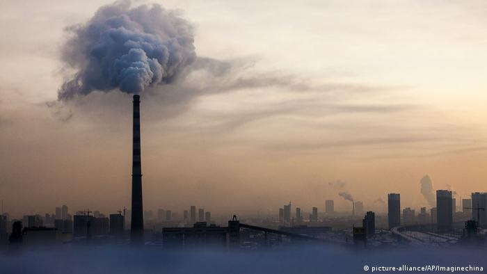 Gás residual é emitido por uma chaminé em meio a forte poluição na cidade de Changchun, no nordeste da província chinesa de Jilin, em 26 de janeiro de 2013.