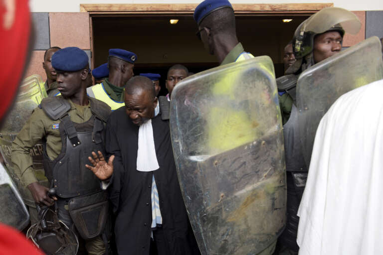 A la sortie du tribunal correctionnel de Dakar où était jugé le maire de Dakar, le 30 mars 2018.