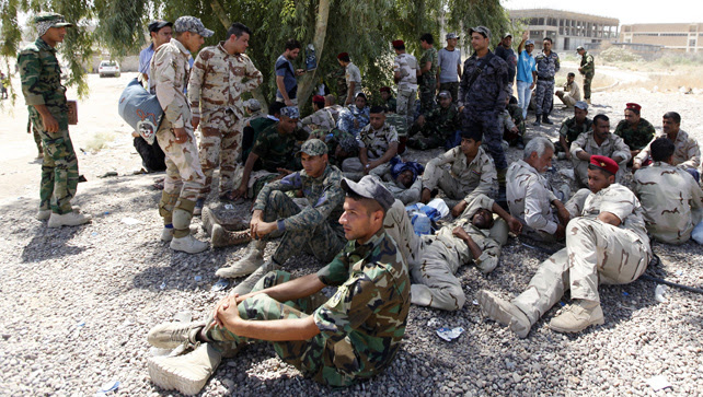 Voluntarios chiíes, que se han unido al ejército iraquí para luchar contra los militantes del Estado Islámico, anteriormente conocido como el Estado Islámico de Irak y el Levante (ISIL), descansan en Bagdad.