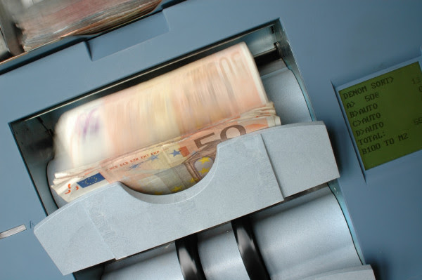 Συνταξιοδότηση μητέρων με ανήλικα τέκνα: Πότε συμφέρει να βγείτε νωρίτερα στη σύνταξη - Οι νέες προϋποθέσεις για πλήρη σύνταξη