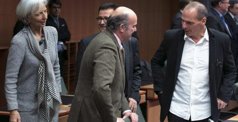 El ministro de Economía, Luis de Guindos, conversa con el titular griego de Finanzas, Yanis Varoufakis, en presencia de la directora gerente del FMI, Christine Lagarde. REUTERS