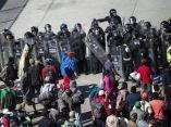 Las fuerzas policiales mexicanas bloquearon el paso a los migrantes centroamericanos que se dirigían al paso fronterizo de El Chaparral, en Tijuana. Foto: Pedro Pardo/ AFP. caravana-migrante-en-frontera-pedro-pardo-afp-4