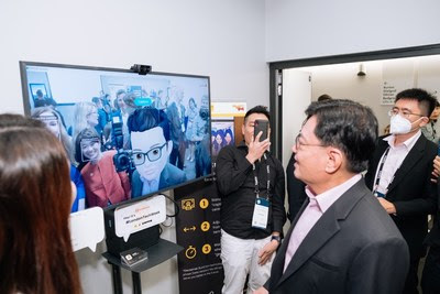 Singapore’s Deputy Prime Minister, Heng Swee Keat, experiences BuzzAR’s IRL Pop-Up Metaverse at Minting Good (Photo credit: SGInnovate)