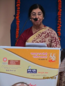 IMG_2348 Pravsi Sahity par alekh padhte
