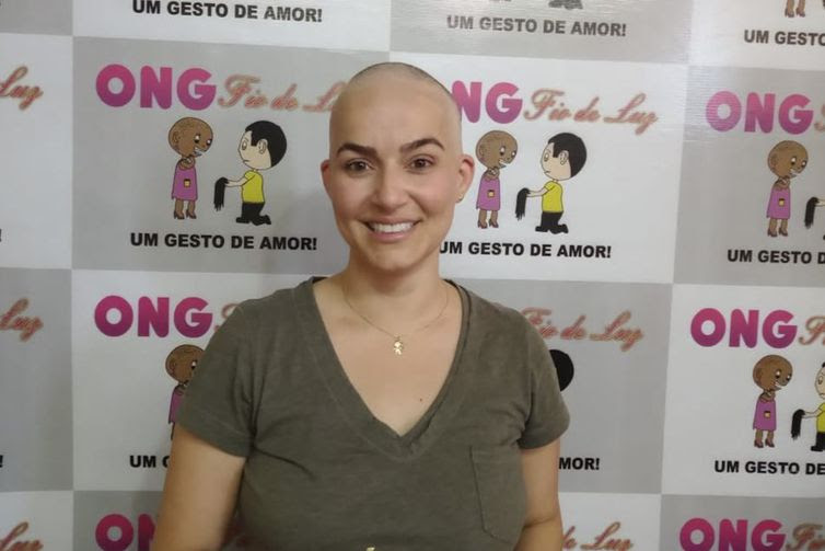 Kelila Mendes,Ao saber que ia perder os cabelos com o tratamento, Keila dou para a ONG Fios de Luz e também ganhou uma peruca da instituição