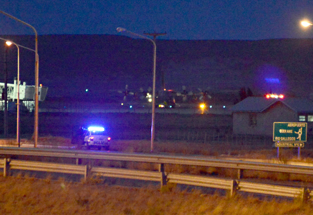 Anoche aterrizó el TC-64 en emergencia en el aeropuerto de Río Gallegos - Foto: OPI Santa Cruz/Francisco Muñoz