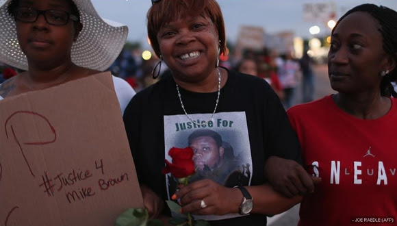 Mujeres durante la marcha para pedir justicia por John Brown, el joven negro de 18 años que murió a manos de una gente blanco.