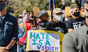 Una manifestación en Estados Unidos. Uno de los manifestantes porta una pancarta con la leyenda: "El odio es un virus".