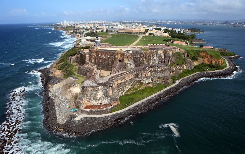 El Fuerte San Felipe de El Morro, que forma parte del histórico sistema de protección militar de la ciudada amurallada de San Juan es una de las edificaciones más emblemáticas de la capital de Puerto Rico.