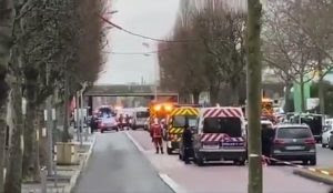 Paris: Muslim screaming “Allahu akbar” and wearing fake explosive vest stabs four, cops say motive not established