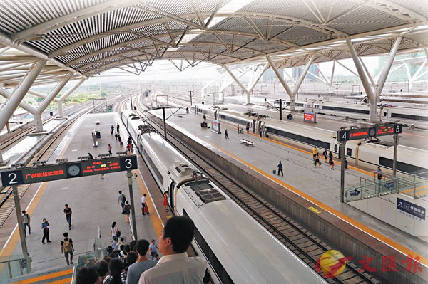 ■廣州南站的廣深港高鐵停靠站台。 香港文匯報記者敖敏輝 攝