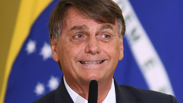 Bolsonaro volta a desacreditar o sistema eleitoral: "Eu suspeito!"