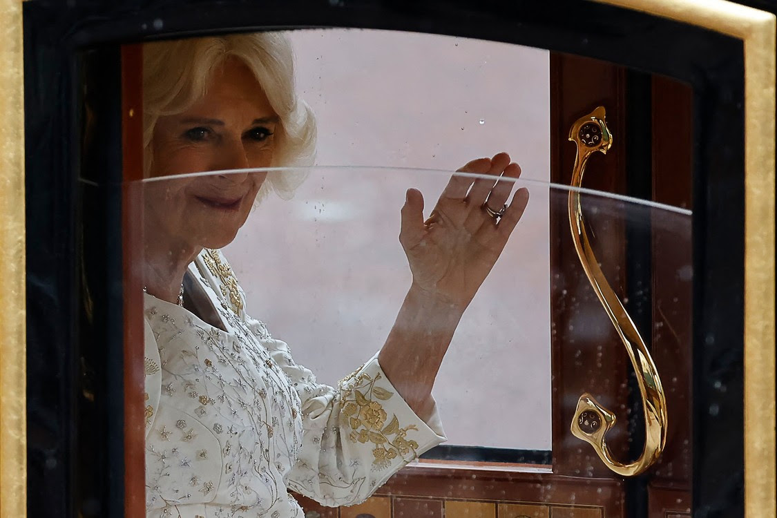Camilla, Nữ hoàng của Vương quốc Anh, cưỡi trên chiếc Diamond Jubilee State Coach.  (Ảnh của CARLOS JASSO/AFP)