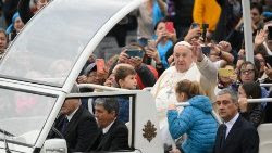 El Papa Francisco mientras llega a la Plaza de San Pedro para celebrar la audiencia general