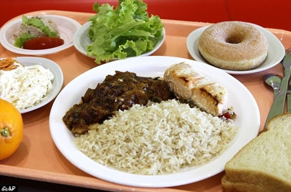 Tại Pháp, một bữa ăn trưa gồm có cơm, cá hồi, một lát bánh mì, salad với cần tây và cà rốt. Ngoài ra tráng miệng có cam và bánh rán.