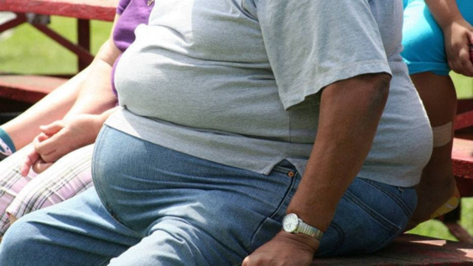 Indivíduo obeso sentado em banco