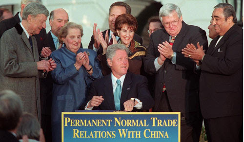 Bill Clinton (ngồi giữa) ký Đạo luật Quan hệ Thương mại Mỹ - Trung năm 2000. Ảnh: AFP.