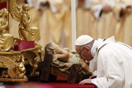 pope kisses baby jesus