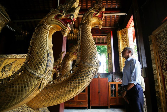 Tổng thống Obama dạo phố, uống nước dừa ở Lào - Ảnh 3. Tổng thống Obama dạo phố, uống nước dừa ở Lào - Ảnh 3.
