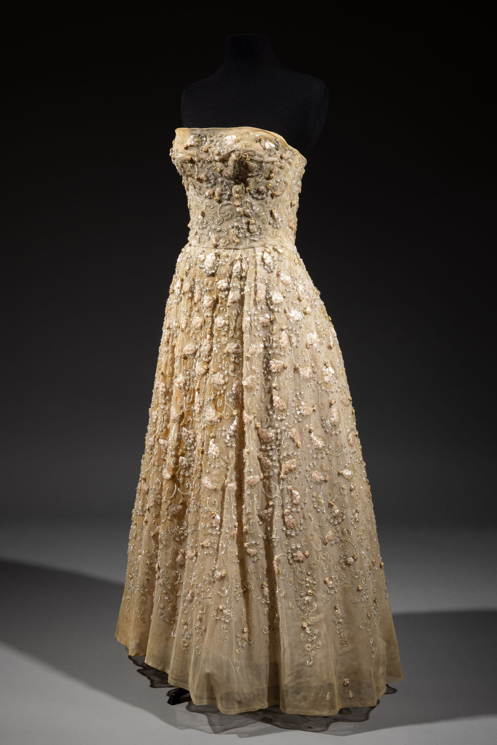 Vestido de seda y tul bordado por Rb de Dior .