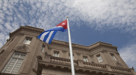La Bandera Nacional ondea en el cielo de Washington, durante la ceremonia oficial de reapertura de la Embajada de la Isla en Estados Unidos. Foto: Ismael Francisco/ Cubadebate