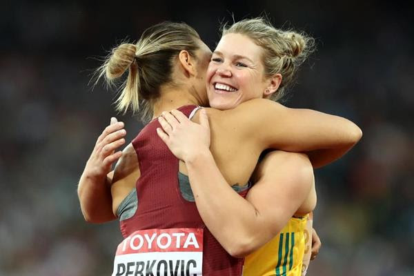 Discus medallists Sandra Perkovic and Dani Stevens at the IAAF World Championships London 2017 (Getty Images)