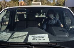 Las carreras solidarias del coronavirus: taxistas que llevan a los sanitarios a hacer visitas domiciliarias de forma segura